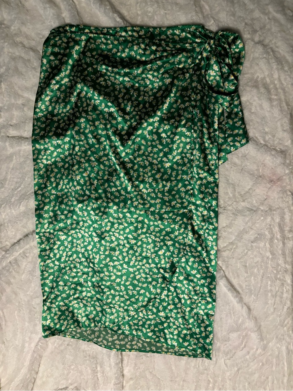 Women’s WAYF Wrap Skirt Size XL Green Daisy Print Midi Silky
